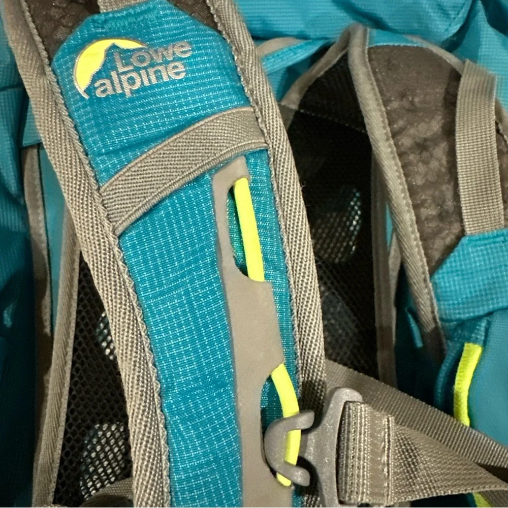 Lowe Alpine airzone ND32 Backpack great for skiing or snowboarding. Day hiking.